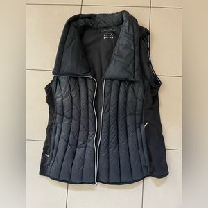 Calvin Klein vest size Large women . Black . Cute collar